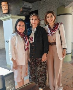 Dra. Erika Mata Tomás, presidenta saliente; Dra. Luz María Ochoa Olvera, secretaria general y Dra. Nithzahaya García Fernández, presidenta entrante.