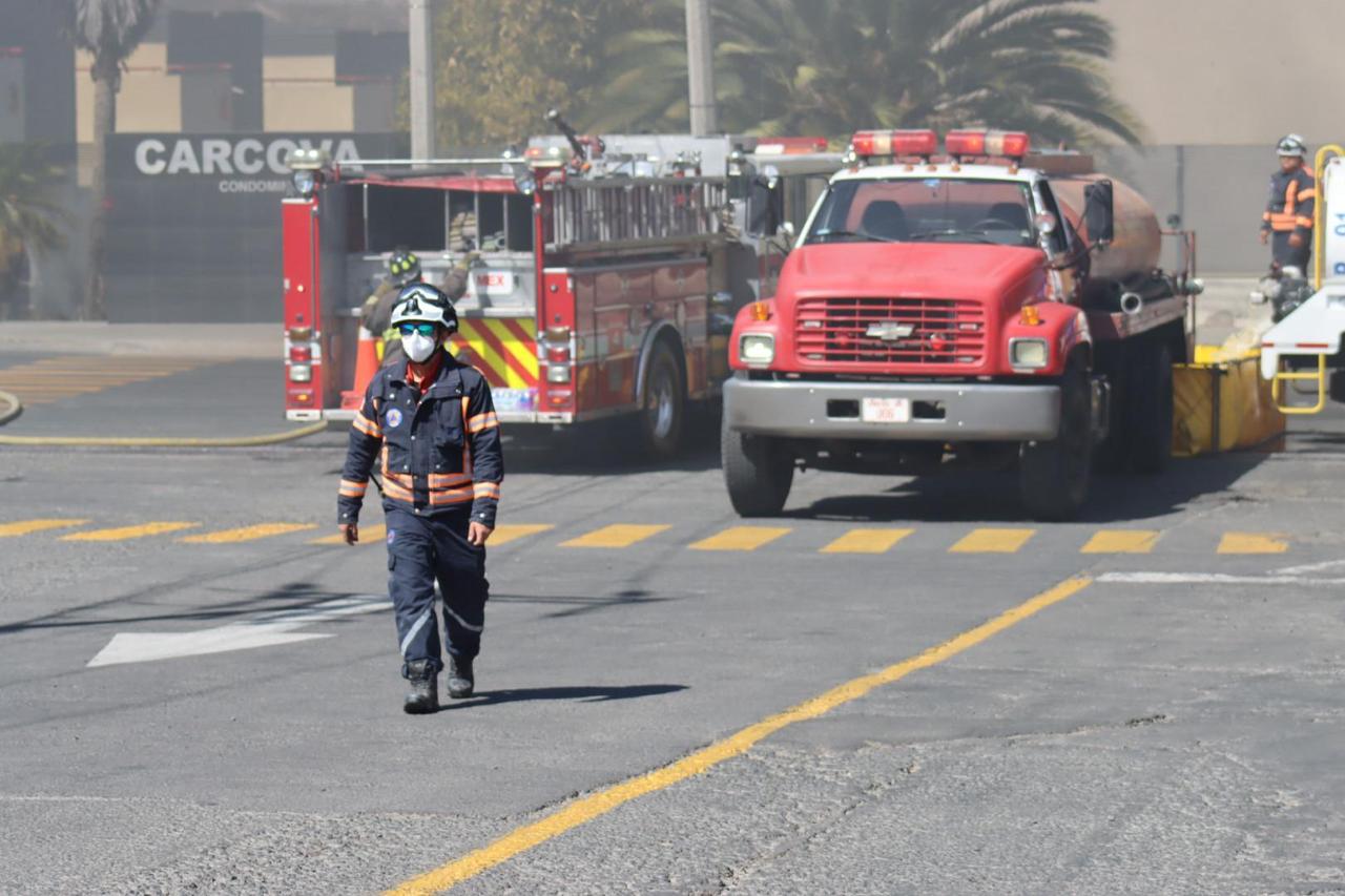 Protección Civil de El Marqués atiende incendio en parque industrial FINSA I_4
