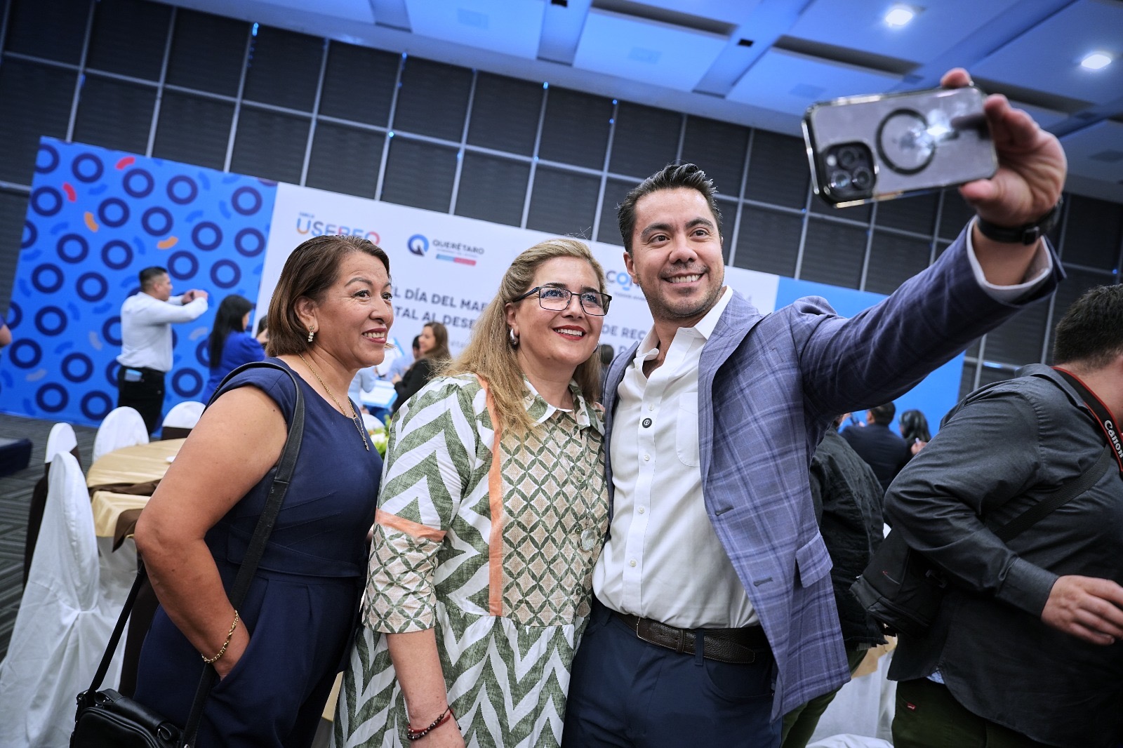 af6dff8b-1171-4d37-a240-c81e363efab9