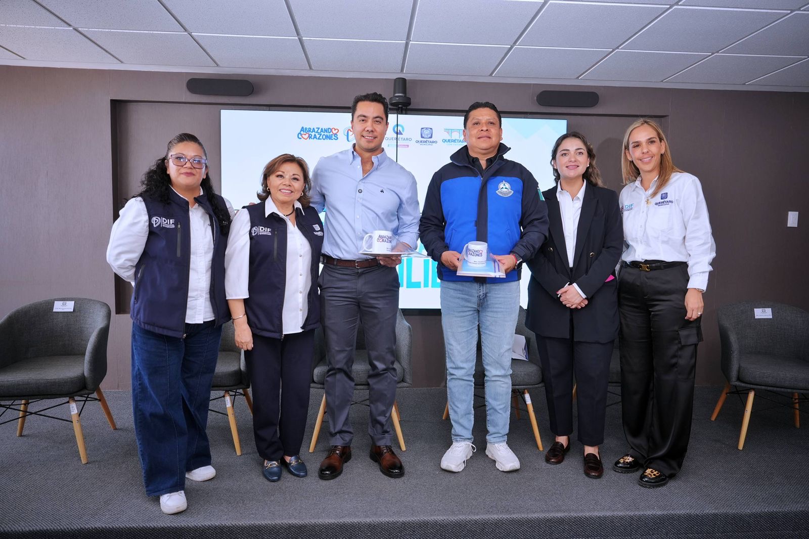 f74f42df-118d-4b4b-8b26-4033d0144cd6