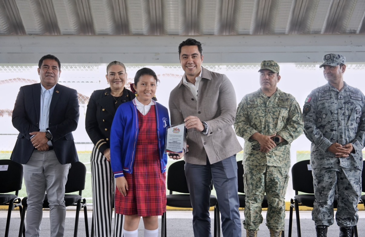 Entrega Felifer Macías techumbre y cancha deportiva en la Escuela Primaria “Juana de Asbaje”