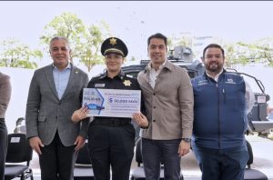 Entrega Felifer Macías apoyos económicos en materia de vivienda a personal de la Policía Municipal