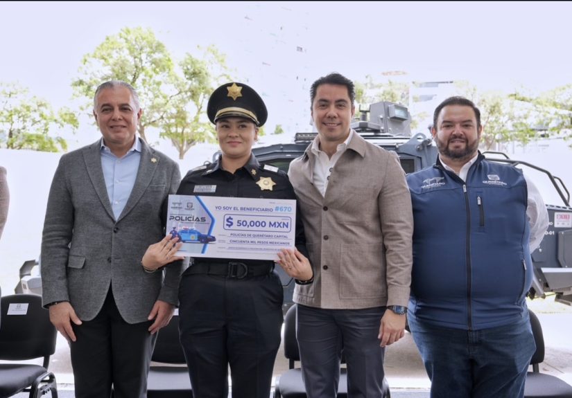 Entrega Felifer Macías apoyos económicos en materia de vivienda a personal de la Policía Municipal