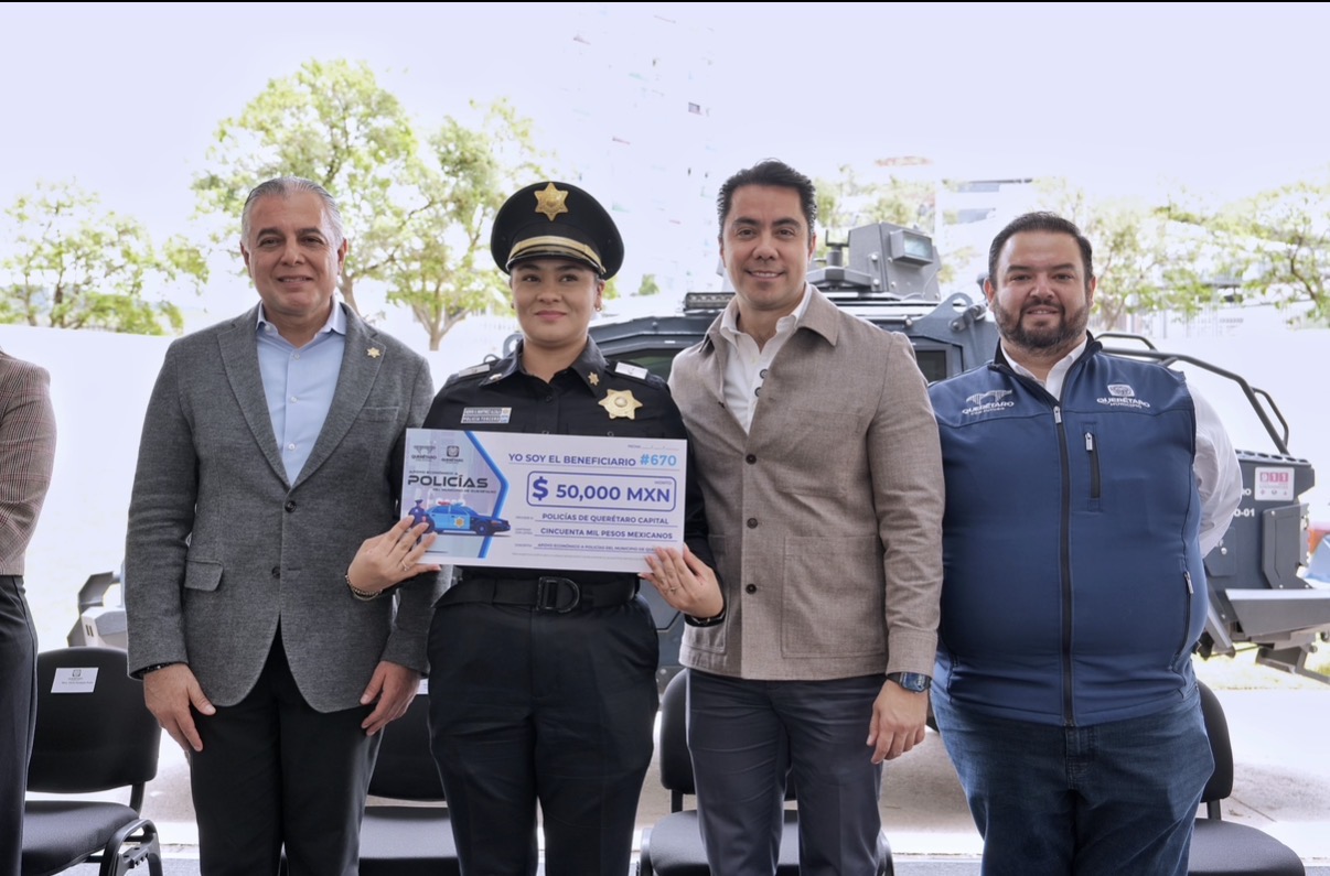 Entrega Felifer Macías apoyos económicos en materia de vivienda a personal de la Policía Municipal