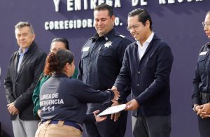 Chepe Guerrero reconoce a 50 policías por su entrega y compromiso con las familias de Corregidora