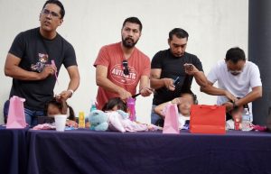 Con “Manos de Papá”, papás de Corregidora aprenden a peinar y desenredar el cabello de sus hijas
