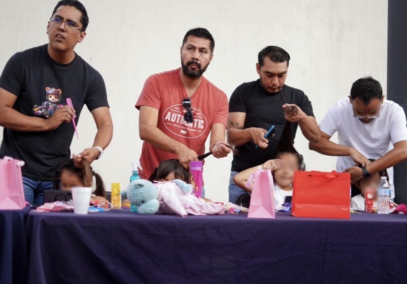 Con “Manos de Papá”, papás de Corregidora aprenden a peinar y desenredar el cabello de sus hijas