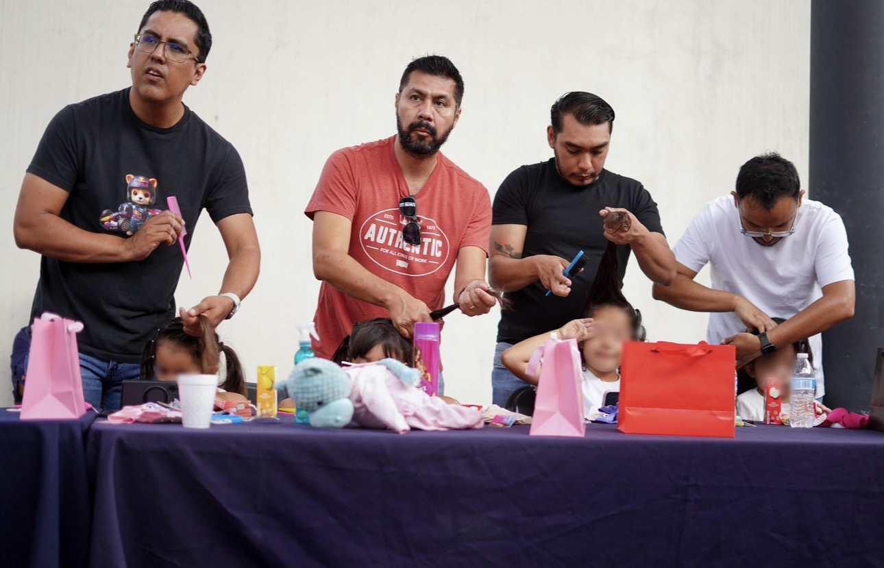 Con “Manos de Papá”, papás de Corregidora aprenden a peinar y desenredar el cabello de sus hijas