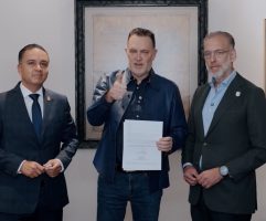 Firma Mauricio Kuri declaratoria de Área Natural Protegida al Parque Los Alcanfores