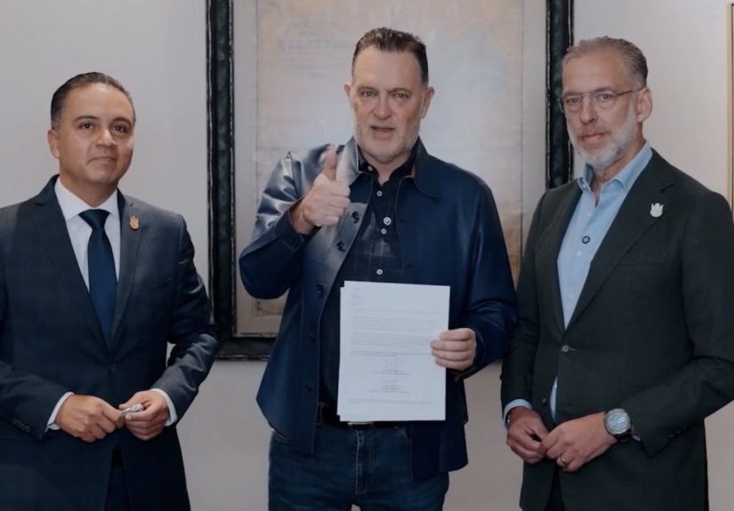 Firma Mauricio Kuri declaratoria de Área Natural Protegida al Parque Los Alcanfores