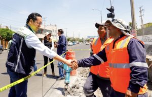 Supervisa Chepe Guerrero construcción de parada de autobús en Avenida Candiles