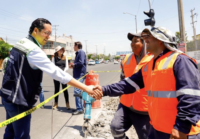 Supervisa Chepe Guerrero construcción de parada de autobús en Avenida Candiles