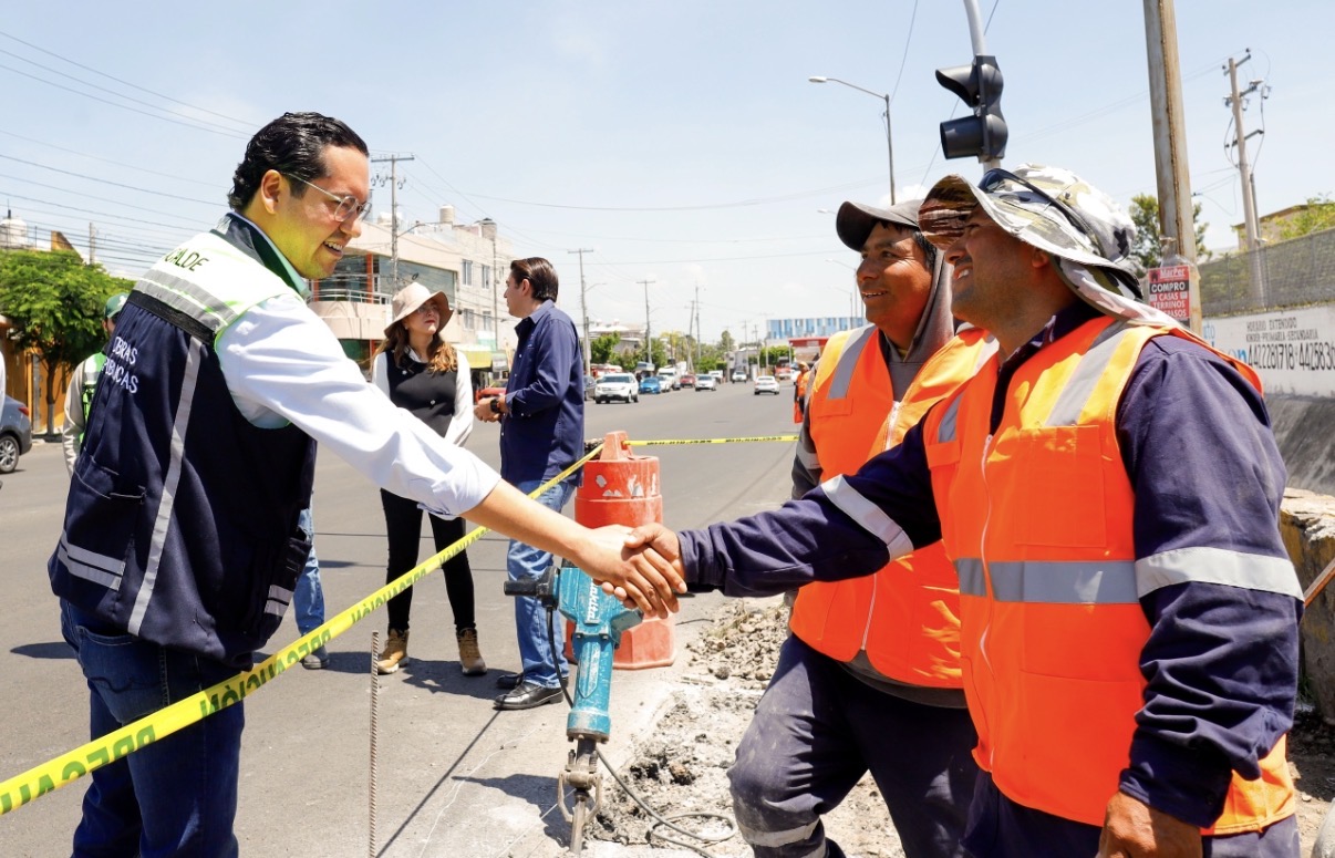 Supervisa Chepe Guerrero construcción de parada de autobús en Avenida Candiles