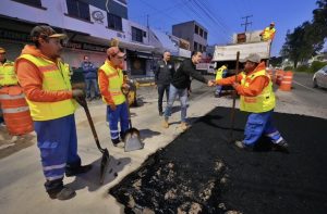 Supervisa Felifer Macías los trabajos de bacheo para reducir afectaciones al tránsito