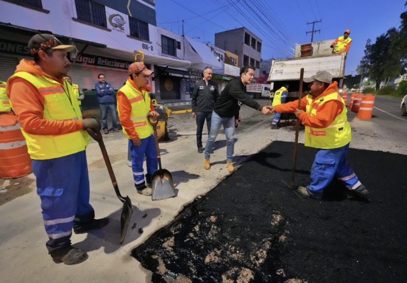 Supervisa Felifer Macías los trabajos de bacheo para reducir afectaciones al tránsito