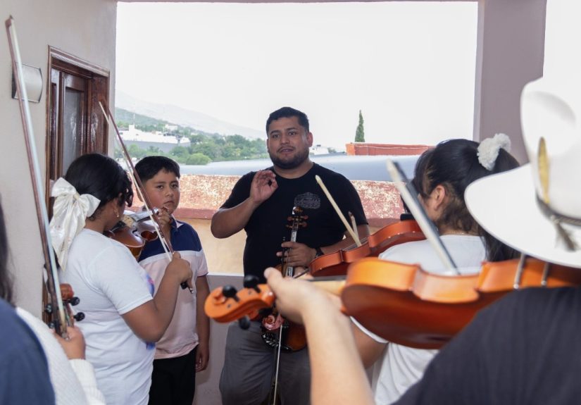 Fortalece SECULT la formación de nuevas generaciones de huapangueros