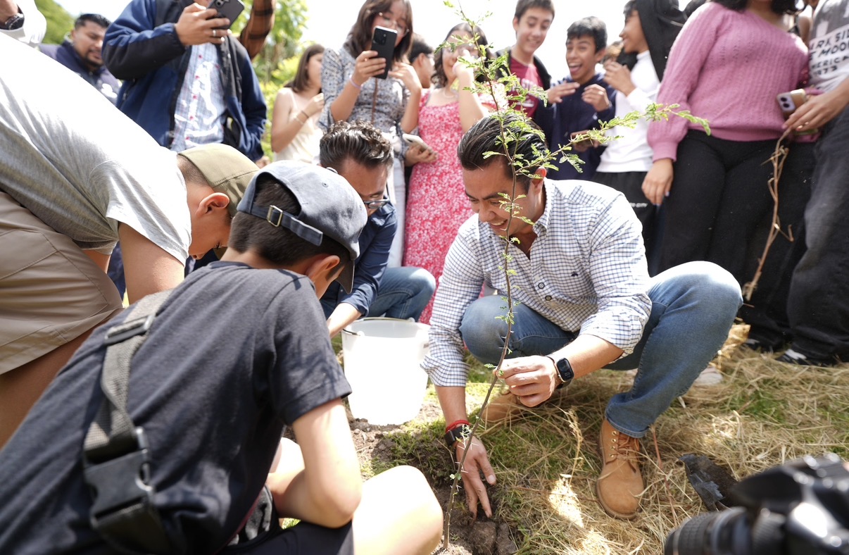 Encabeza Felifer Macías reforestación en la prepa Bicentenario