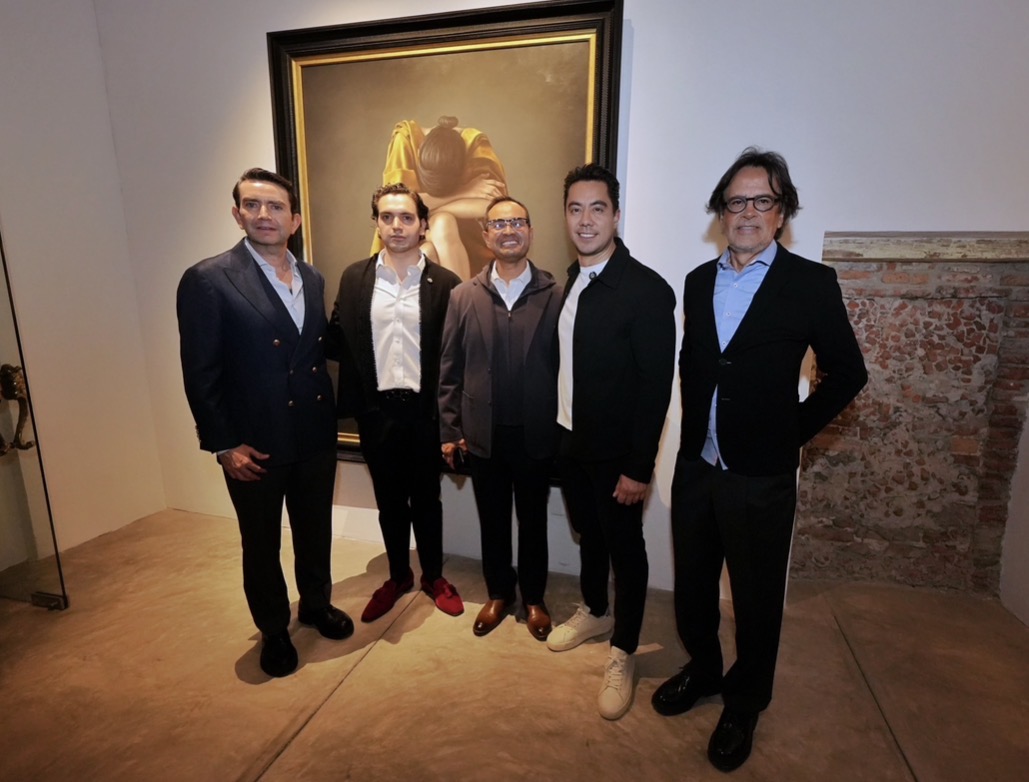 Asiste Felifer Macías a la inauguración de la exposición “Lomelius, la Pintura Eterna”, que reúne 25 obras del artista Manuel Lomelí