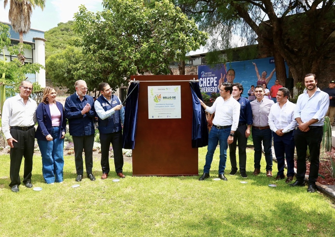 Chepe Guerrero y Marco Del Prete develan placa de Biodiversidad en el municipio de Corregidora.