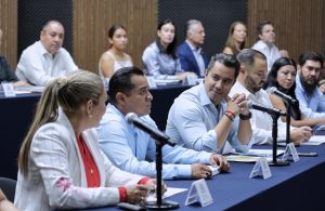 Felifer Macías suma a padres y docentes para atender necesidades de escuelas en Querétaro