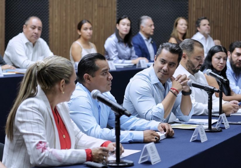 Felifer Macías suma a padres y docentes para atender necesidades de escuelas en Querétaro