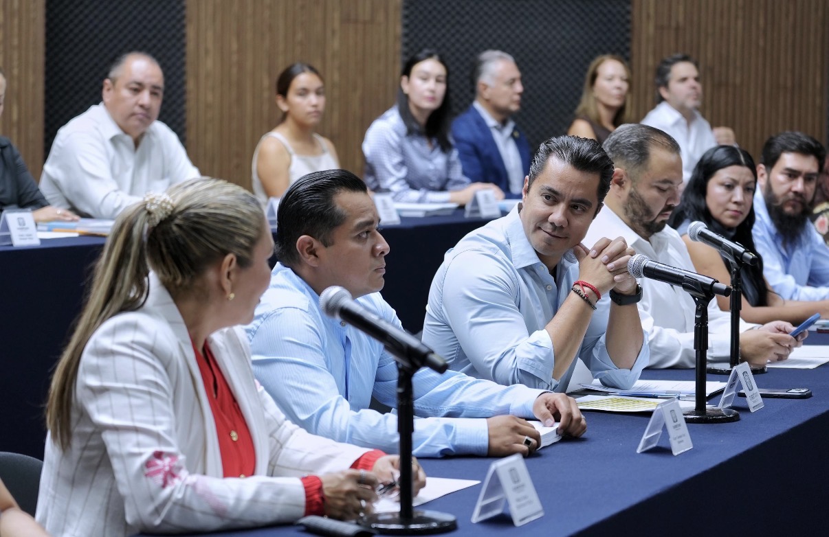 Felifer Macías suma a padres y docentes para atender necesidades de escuelas en Querétaro
