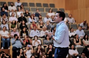 Entrega Felifer Macías 145 Becas de Movilidad Internacional Vive México