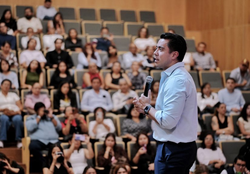 Entrega Felifer Macías 145 Becas de Movilidad Internacional Vive México