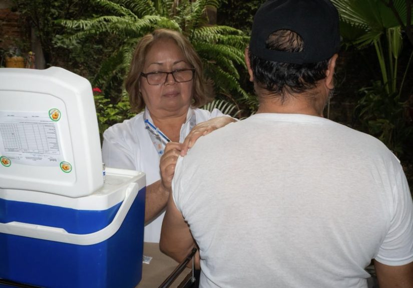 Invita SESA a vacunarse contra influenza y COVID-19