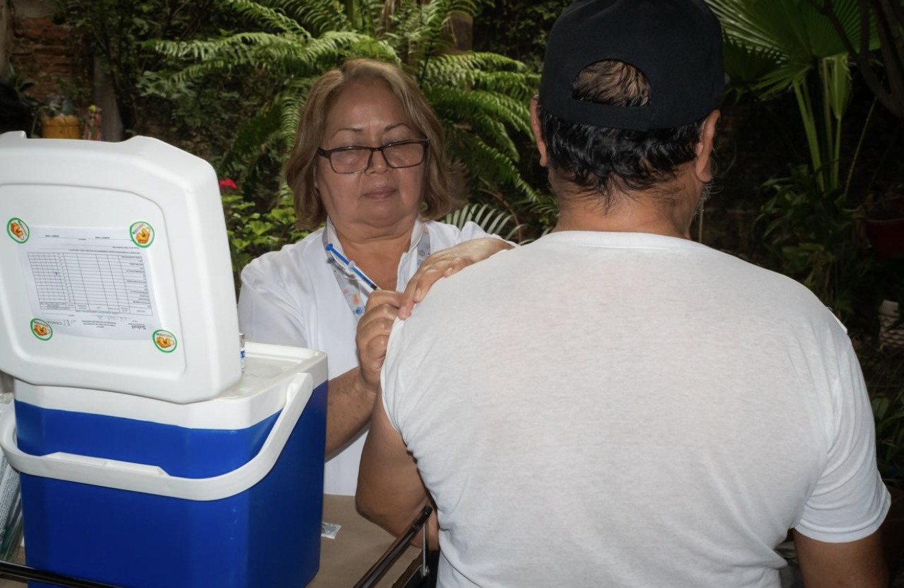Invita SESA a vacunarse contra influenza y COVID-19