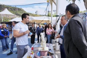 Asiste Felifer Macías al Festival de la Nieve y la Barbacoa, donde aseguró que Hércules y sus tradiciones son pilares de Querétaro.