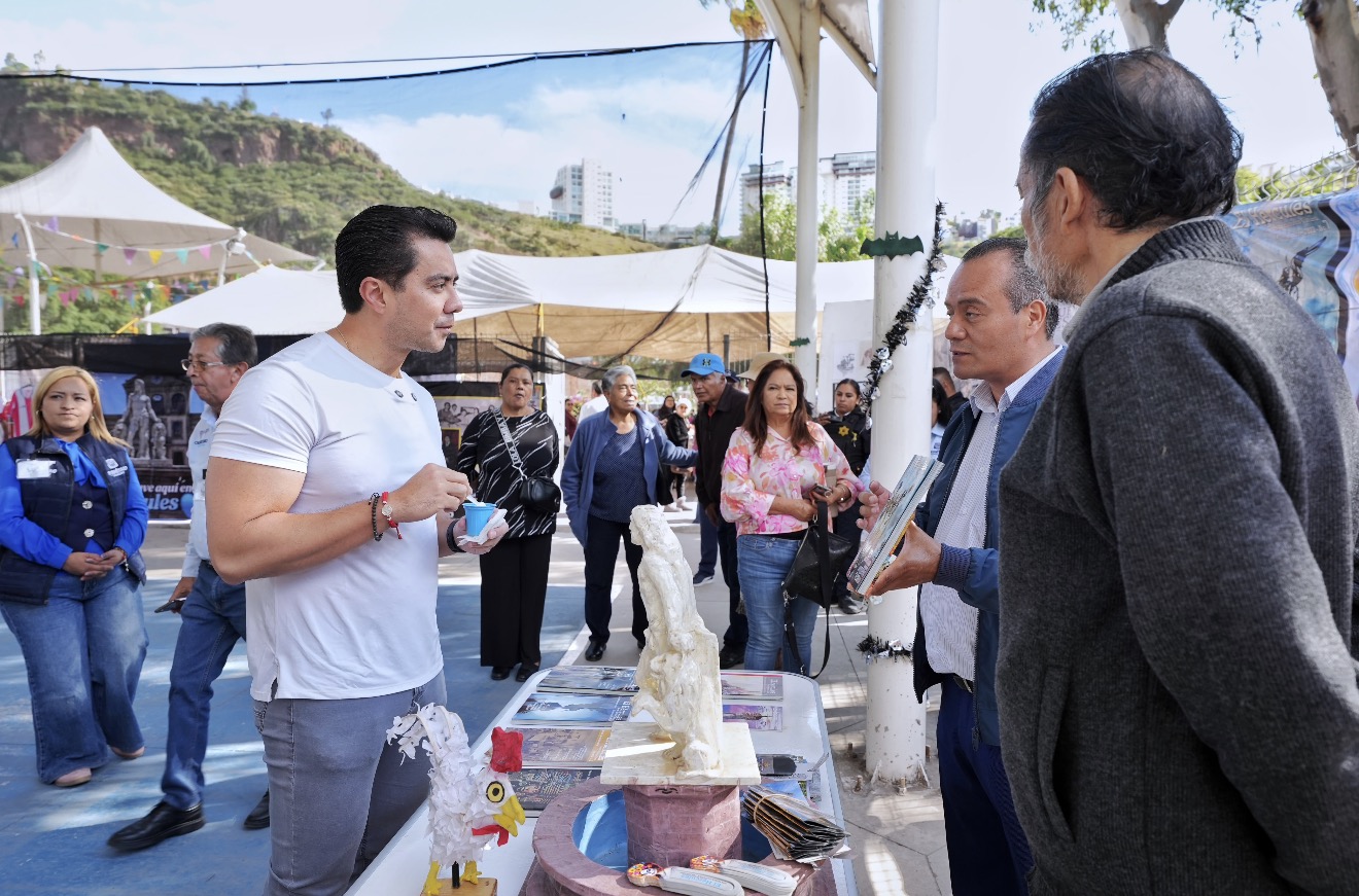Asiste Felifer Macías al Festival de la Nieve y la Barbacoa, donde aseguró que Hércules y sus tradiciones son pilares de Querétaro.