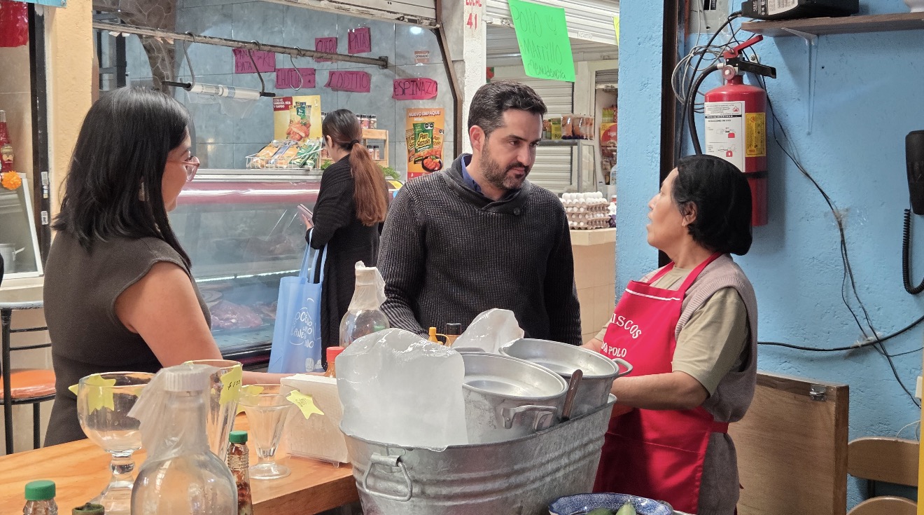 Agustín Dorantes recorre Josefa Vergara; escucha a adultos mayores y visita el mercado 12 de Diciembre