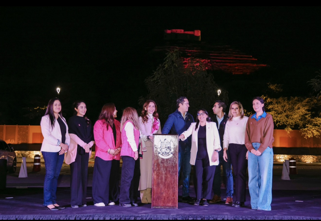 Ilumina Chepe Guerrero de rosa la Pirámide de El Pueblito para crear conciencia sobre el cáncer de mama
