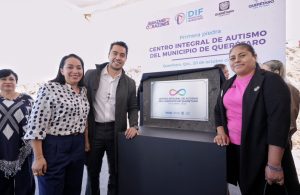 Coloca Felifer Macías primera piedra del Centro Integral de Autismo del Municipio de Querétaro