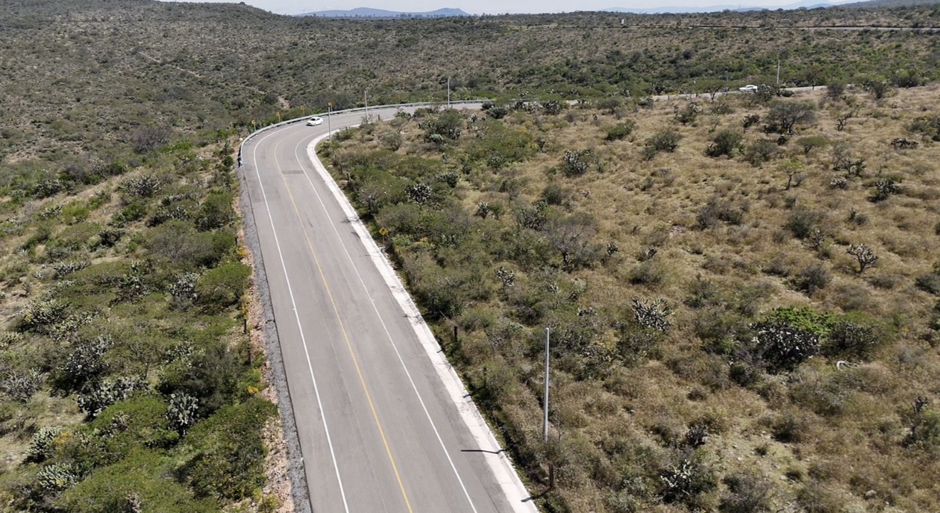 Mauricio Kuri entrega tercera etapa del camino Cerro Gordo–El Sitio y autoriza la cuarta para concluir el circuito carretero