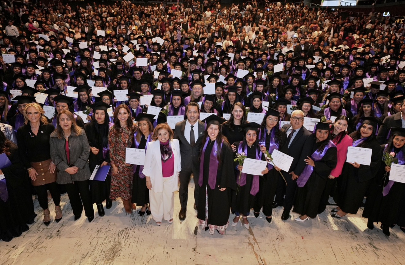 🎓👩🏻‍🎓 451 mujeres se gradúan de la Universidad de las Mujeres. Felifer Macías reconoció su esfuerzo y las llamó a asumir posiciones de liderazgo.