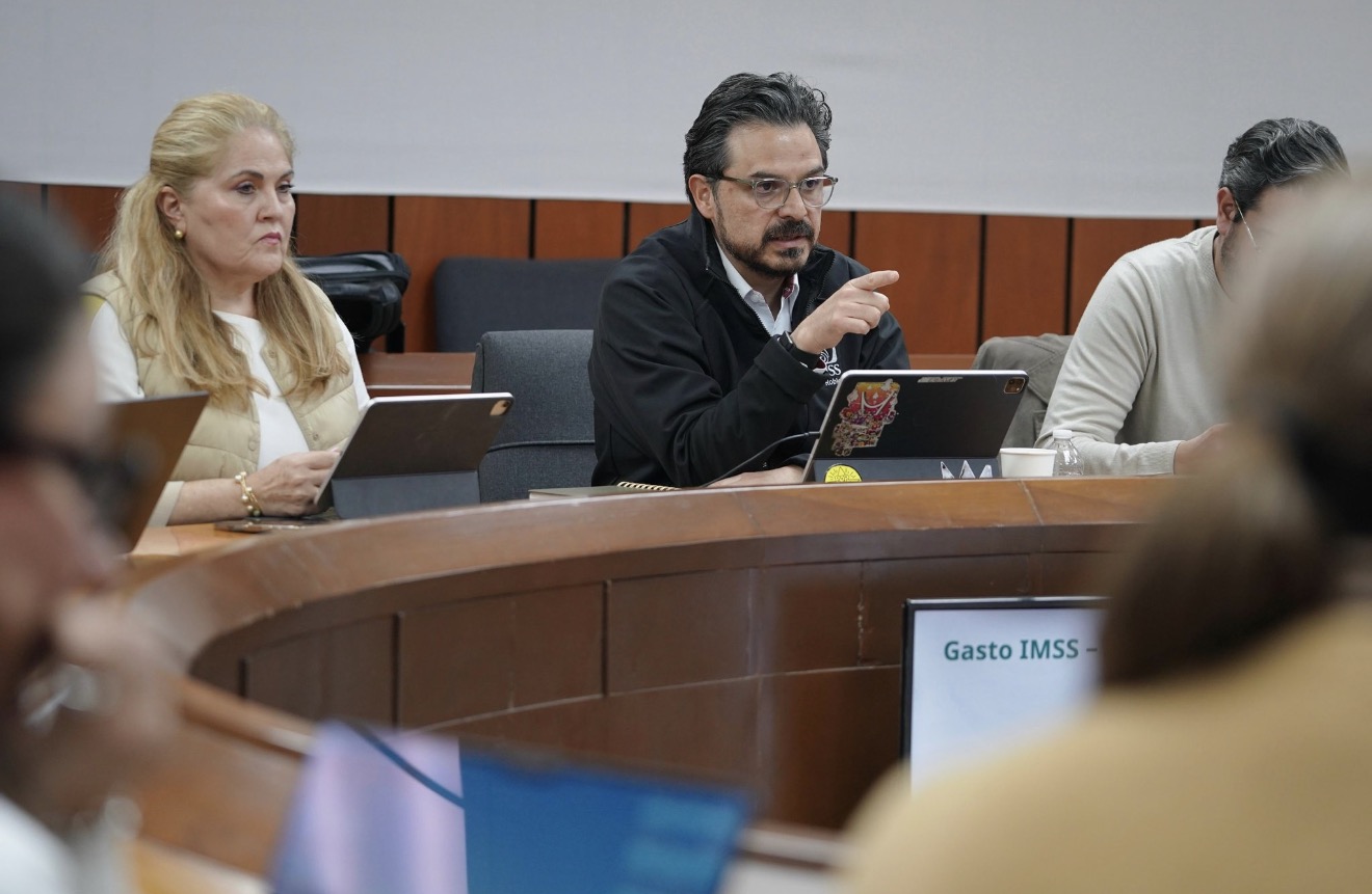 IMSS aprueba aumento salarial del 8% para sus trabajadores; también anuncia mejoras en hospitales y atención médica