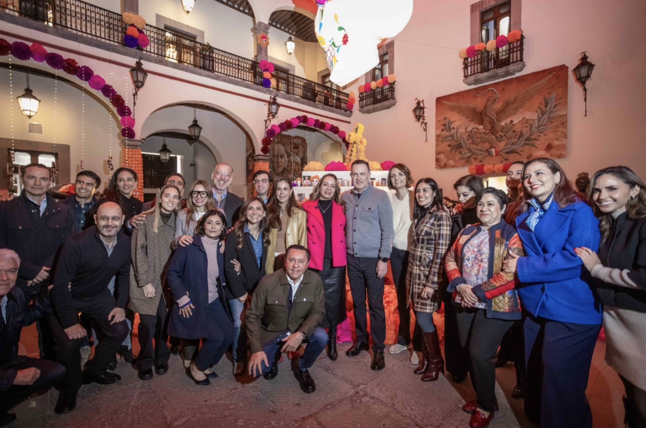 Inaugura Mauricio Kuri altar de muertos Dulces Recuerdos en Palacio de la Corregidora