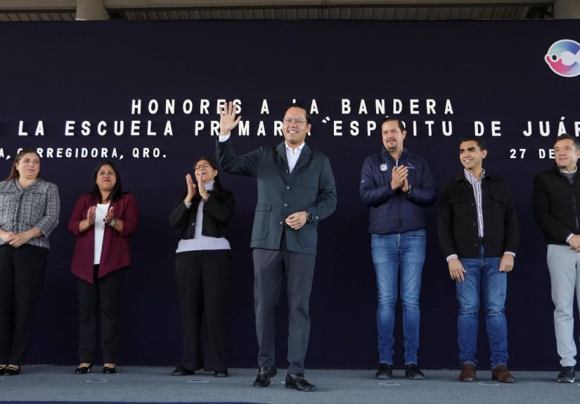 Entrega Chepe Guerrero apoyos a estudiantes de la primaria Espíritu de Juárez