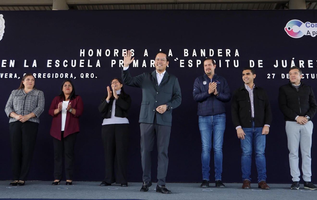 Entrega Chepe Guerrero apoyos a estudiantes de la primaria Espíritu de Juárez